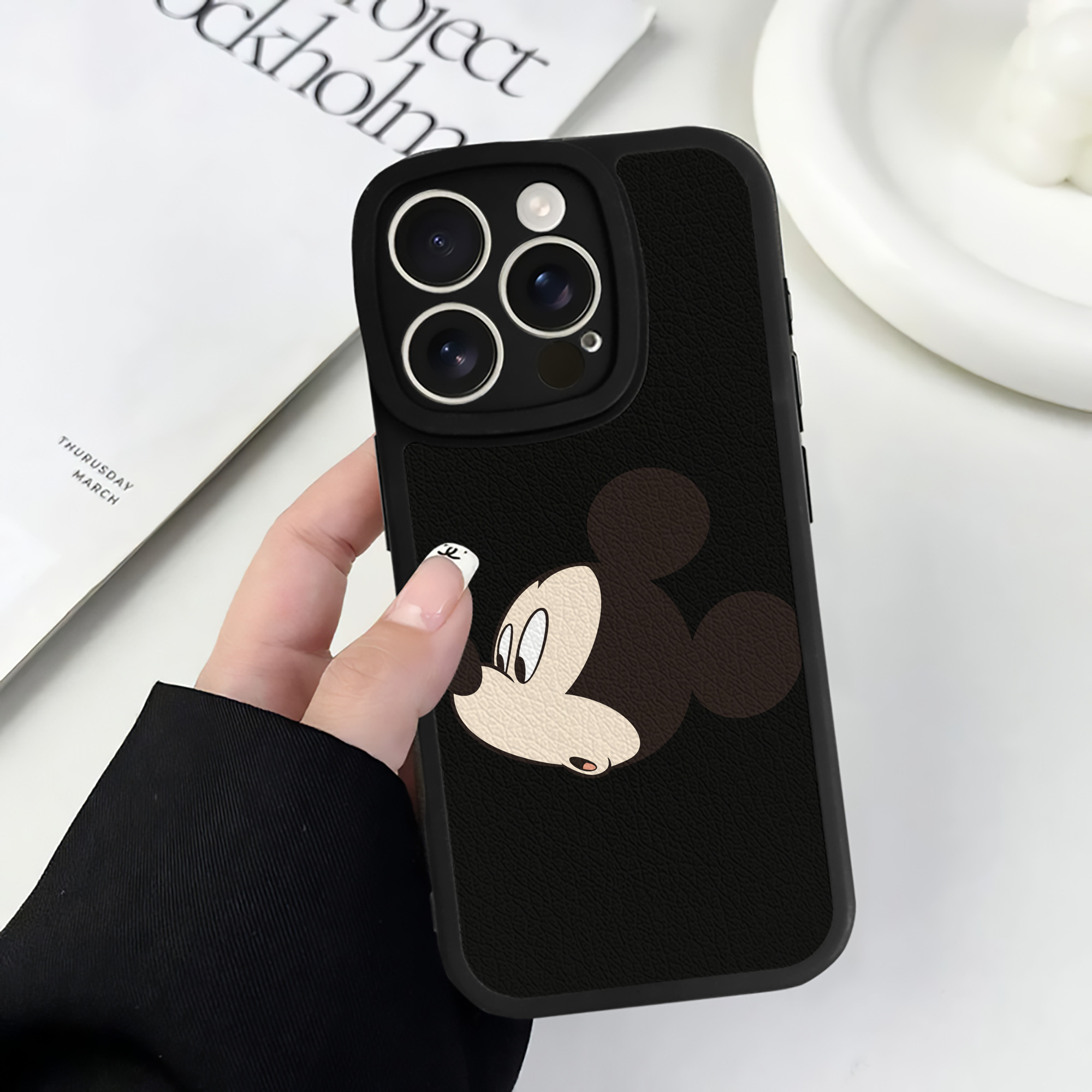 （画像用） ミッキーマウス Mickey Mouse 【iPhone 16シリーズ対応】シリコンスマホケース（レザー調） 材質：シリコン